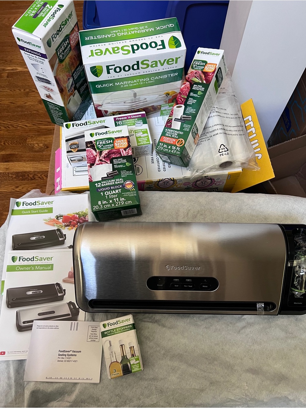 Food Saver Vacuum Sealing System Machine - Plus 8 additional Items - NEW